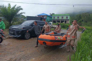 Banjir Terparah di Entikong Sanggau: Sungai Sekayam Meluap Rendam 15 Rumah Hingga 2 Meter