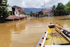 Banjir Landak: Air di Serimbu Nyaris Seatap Rumah, Ngabang Siaga Satu