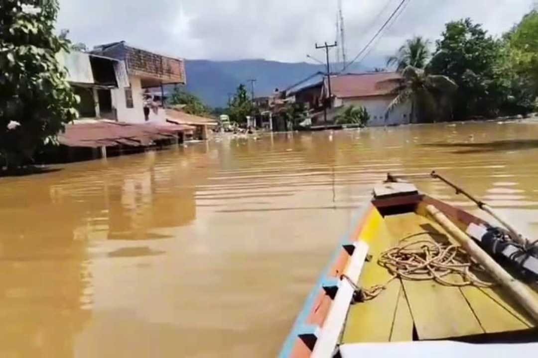 Banjir Landak: Air di Serimbu Nyaris Seatap Rumah, Ngabang Siaga Satu