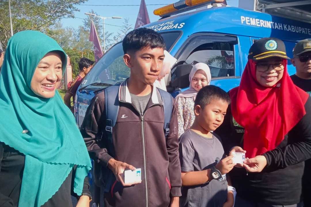 Inovasi di CFD Sambas: Sehat Dapat, Urusan KTP Pun Cepat Lewat Mobil Layanan