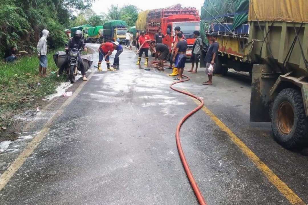Jalan Trans Kalimantan Licin Akibat Tumpahan CPO, Polisi Tabur Soda Api & Detergen