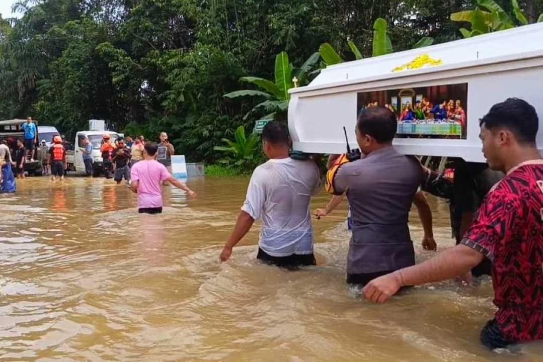 Perjuangan Tim Gabungan Sanggau Evakuasi 2 Jenazah Menembus Banjir Beduai