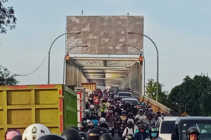 Klasik! Truk Mogok Jembatan Kapuas 2 Berujung Lumpuh Total Akibat Pemotor ‘Makan Jalan Lawan’