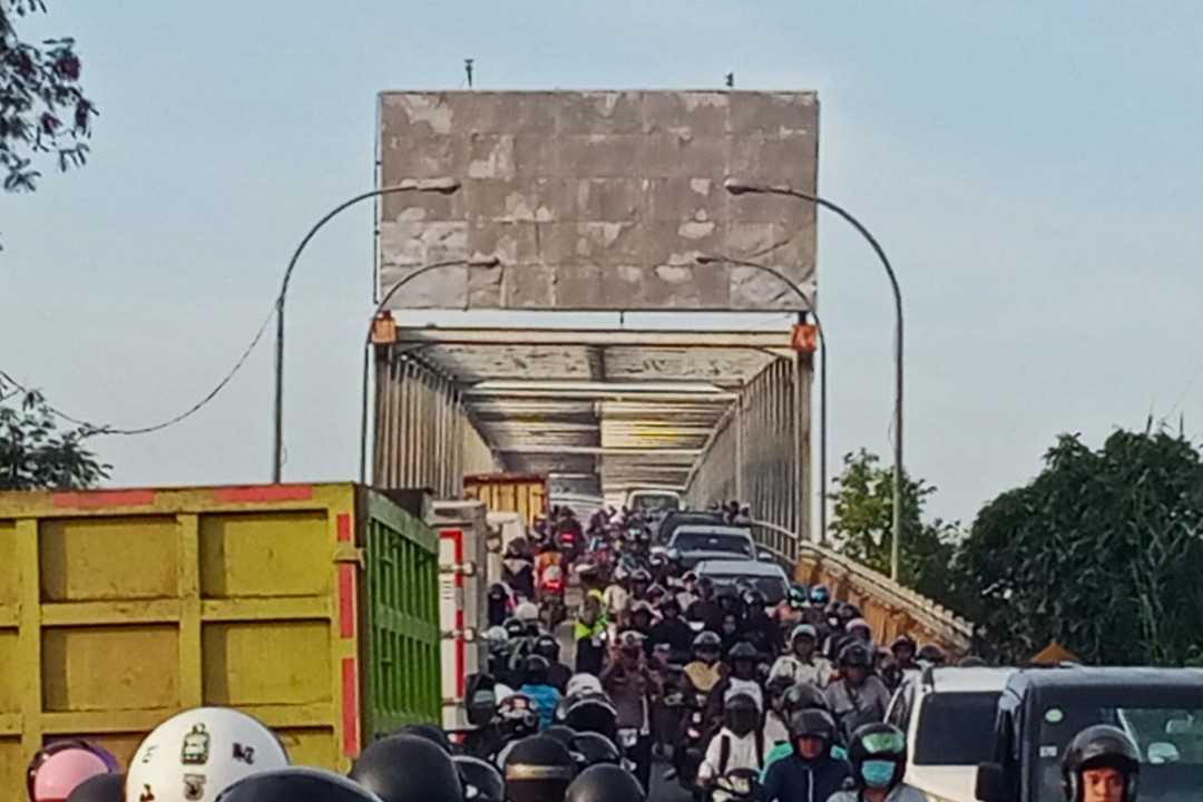 Klasik! Truk Mogok Jembatan Kapuas 2 Berujung Lumpuh Total Akibat Pemotor ‘Makan Jalan Lawan’