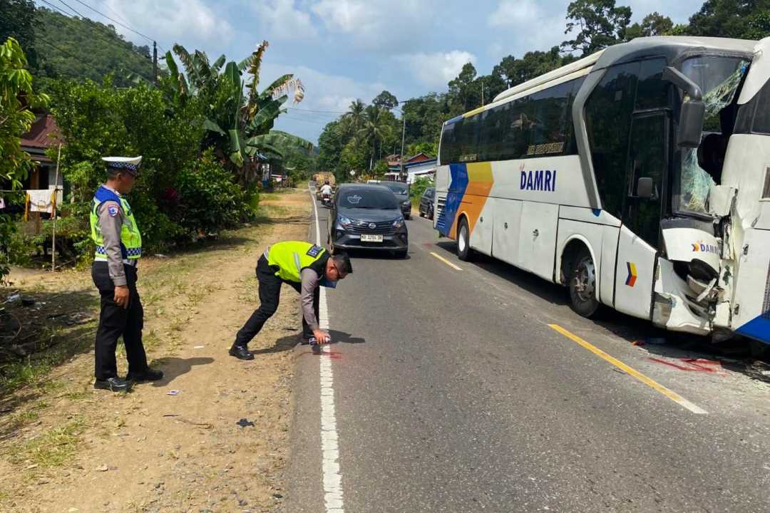 Tragedi Maut di Tayan Hilir: Truk Tabrak Dua Bus Damri Secara Beruntun, Sopir Truk Meninggal Dunia