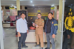 Petugas Kebersihan Sungai Singkawang Diteror Limbah Darah dalam Botol, Pelaku Diburu