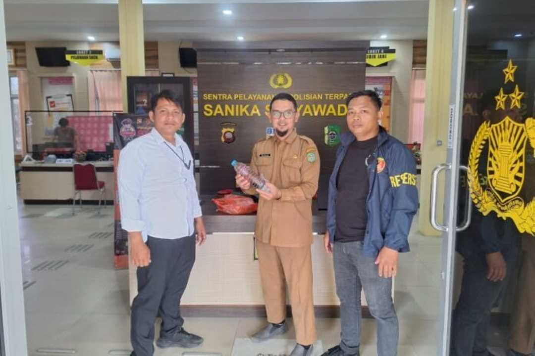 Petugas Kebersihan Sungai Singkawang Diteror Limbah Darah dalam Botol, Pelaku Diburu