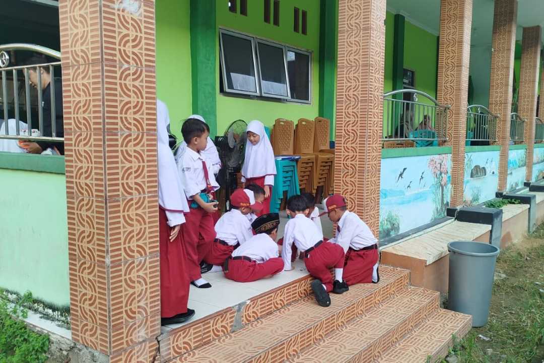 2 Pekan Terlantar, Siswa MIM Labschool Sintang Terpaksa Setoran Hafalan Al-Qur’an di Teras Kampus