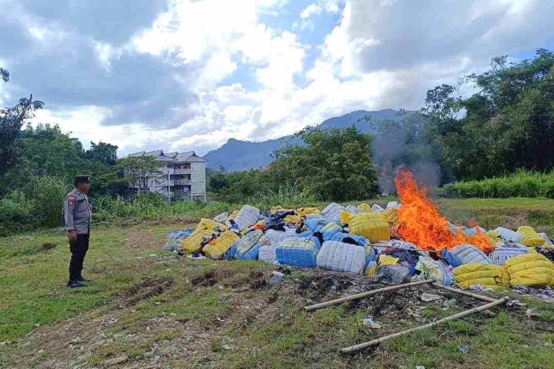 Bea Cukai Entikong Musnahkan 500 Bale Pakaian Bekas Ilegal Senilai Miliaran Rupiah