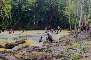 Meski Air Keruh Akibat Hujan, 450 Wisatawan Padati Pancur Aji Sanggau di Awal Tahun