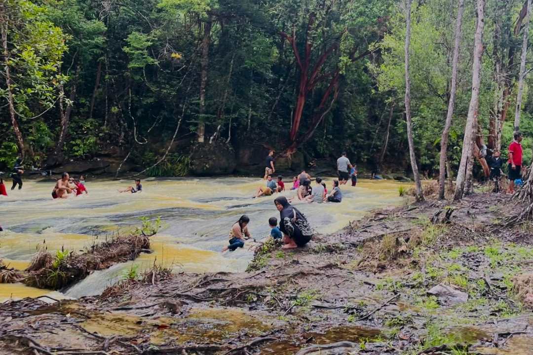 Meski Air Keruh Akibat Hujan, 450 Wisatawan Padati Pancur Aji Sanggau di Awal Tahun