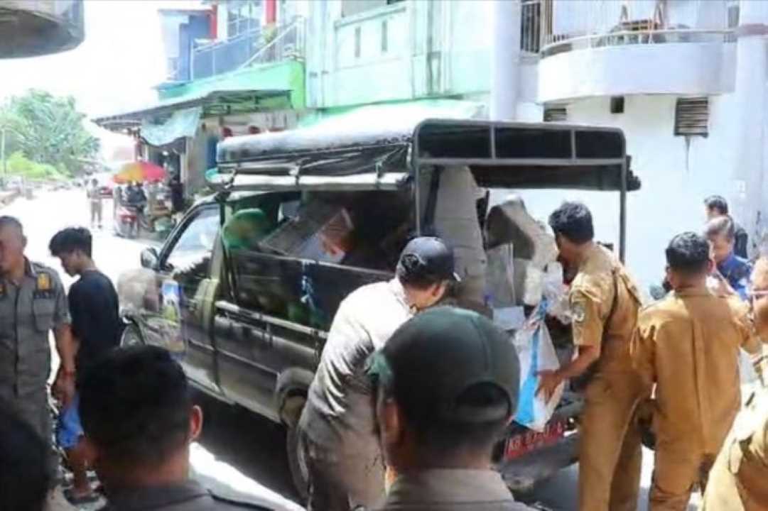 Tak Ada Toleransi Lagi, Satpol PP Landak Angkut Sisa Lapak Pedagang di Zona Terlarang Pasar Tungkul