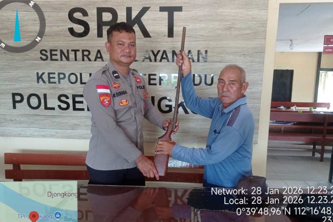 Tak Lagi Berburu, Rapa’i Sukarela Serahkan Senjata Api Rakitan Jenis Patah ke Polsek Jongkong