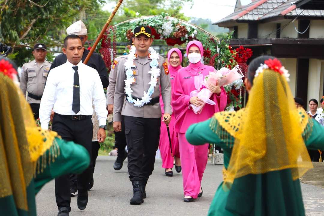 Welcome Parade Kapolres Sekadau 2026: AKBP Andhika Wiratama Disambut Adat Dayak dan Melayu