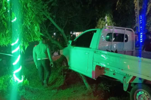 Petaka Main HP Saat Menyetir: Pick Up Sapu 3 Motor di Bundaran Alianyang Kubu Raya