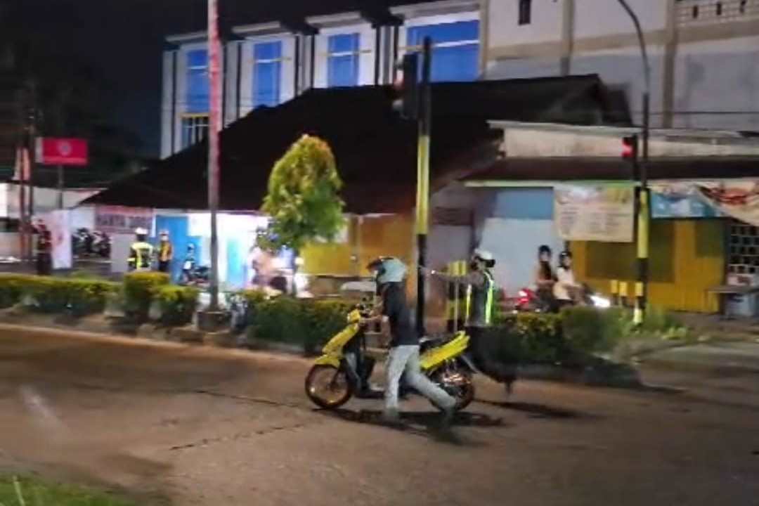 Razia Malam Minggu di Sintang: Polisi Tindak 30 Motor Bising dan Aksi Balap Liar