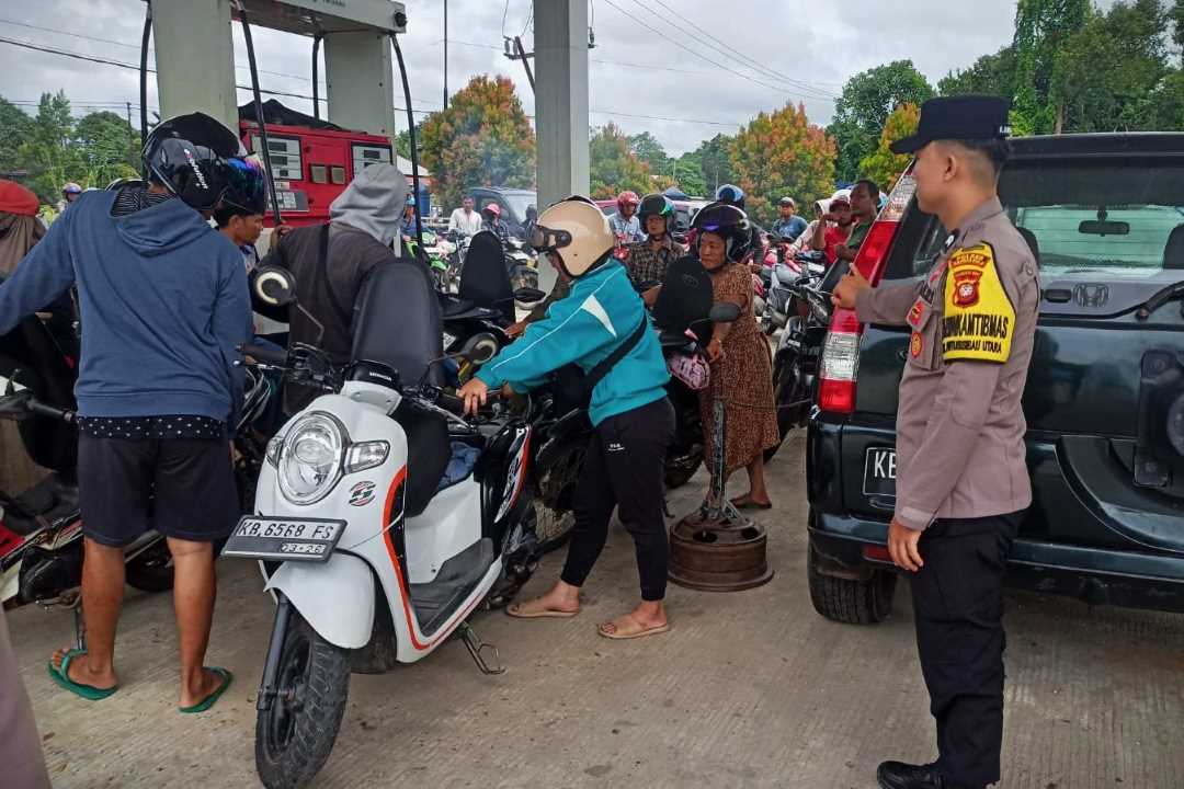 Sungai Surut Distribusi BBM Putussibau Terhambat, Polisi Perketat Penjagaan APMS dan Batasi Pembelian
