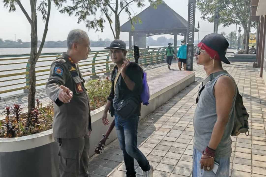 Satpol PP Tertibkan Gepeng di Waterfront Pontianak, Jaga Estetika dan Tingkatkan Kenyamanan Warga