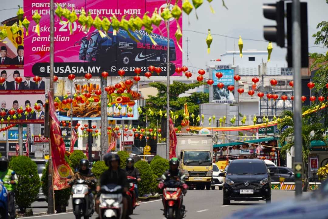 Simbol Harmoni, Lampion dan Ketupat Hiasi Langit Pontianak Jelang Imlek dan Ramadan