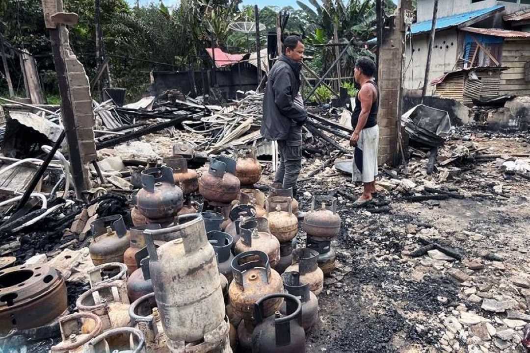 Kebakaran Hebat di Desa Bahta Sanggau, Dua Ruko Hangus dengan Kerugian Rp800 Juta