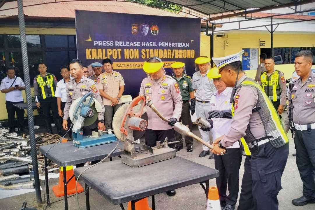 Suara Bising Berakhir di Gergaji, Polres Sintang Musnahkan 424 Knalpot Brong