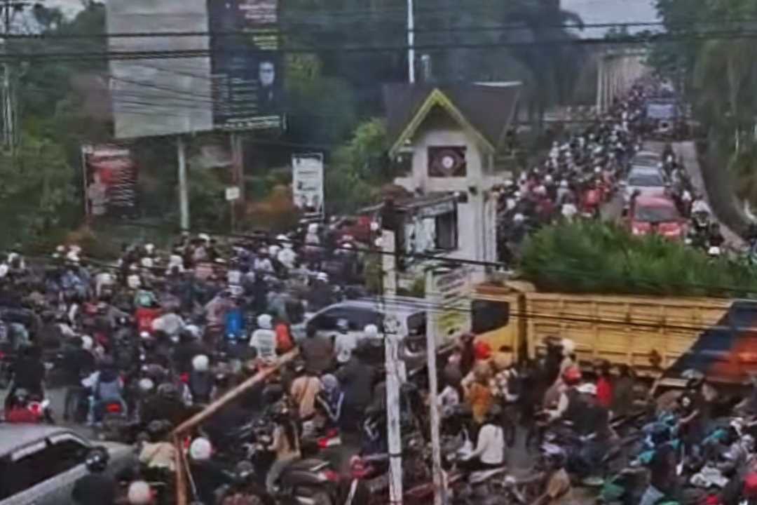 Kapolres Usul Ratakan Taman Tugu Jam untuk Jalur Motor, Solusi Cepat Atasi Macet Sintang