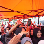 Tekan Inflasi Ramadan, Ria Norsan Buka Pasar Murah di Masjid Miftahul Jannah Sintang