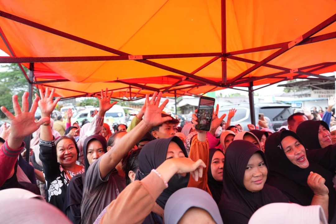 Tekan Inflasi Ramadan, Ria Norsan Buka Pasar Murah di Masjid Miftahul Jannah Sintang