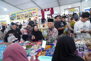 Hari Pertama Puasa, Warga Serbu Pasar Juadah Masjid Raya Mujahidin Pontianak Meski Diguyur Hujan