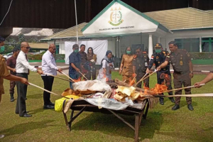 Kejari Bengkayang Musnahkan Barang Bukti Inkracht: Ribuan Rokok Ilegal Hingga Pakaian Bekas Dibakar