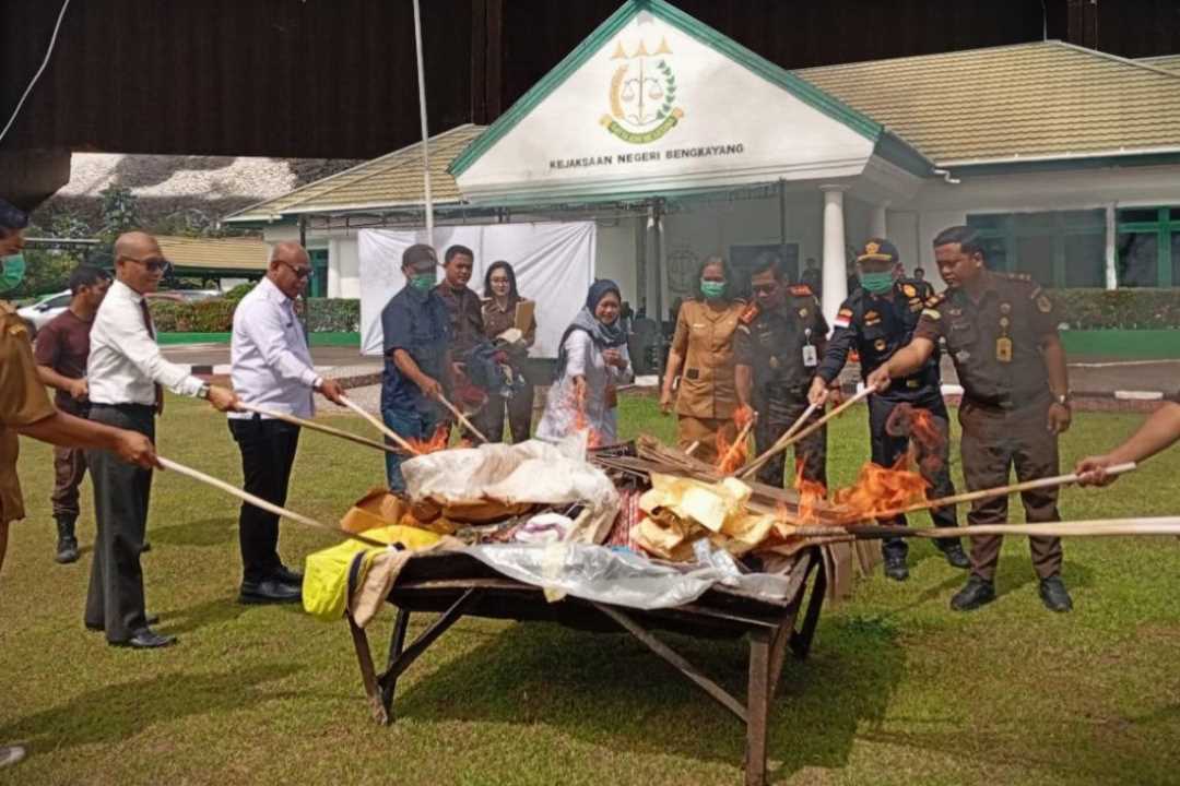 Kejari Bengkayang Musnahkan Barang Bukti Inkracht: Ribuan Rokok Ilegal Hingga Pakaian Bekas Dibakar