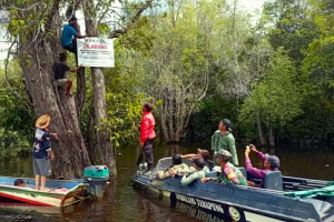 Selamatkan Danau Sentarum, Tim Gabungan Pasang Papan Larangan PETI di Desa Lubuk Pengail