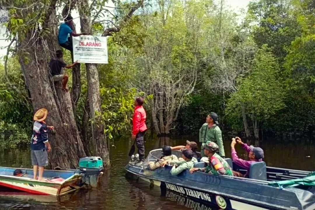 Selamatkan Danau Sentarum, Tim Gabungan Pasang Papan Larangan PETI di Desa Lubuk Pengail