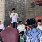 Safari Ramadan Perdana di Selakau Tua, Bupati Satono Serahkan Hibah Rp30 Juta untuk Masjid Muzakirin