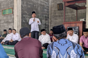 Safari Ramadan Perdana di Selakau Tua, Bupati Satono Serahkan Hibah Rp30 Juta untuk Masjid Muzakirin