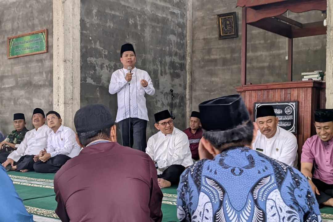 Safari Ramadan Perdana di Selakau Tua, Bupati Satono Serahkan Hibah Rp30 Juta untuk Masjid Muzakirin